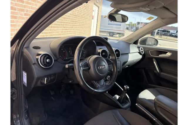 Audi A1 (2011) thumbnail 3