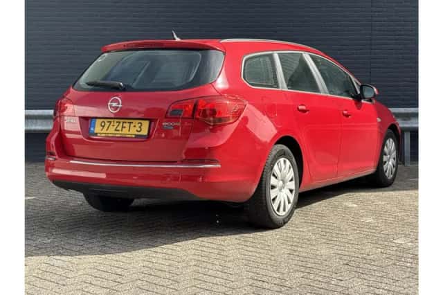 Opel Astra (2012) thumbnail 2