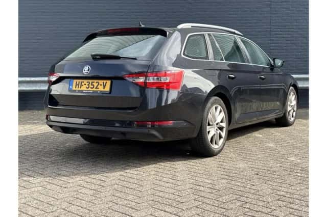 Škoda Superb (2015) thumbnail 2