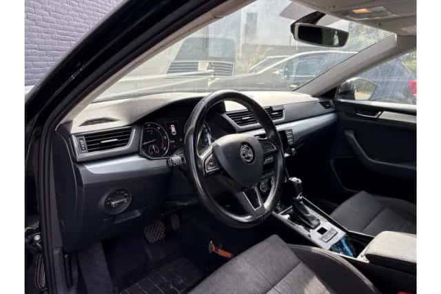Škoda Superb (2015) thumbnail 3