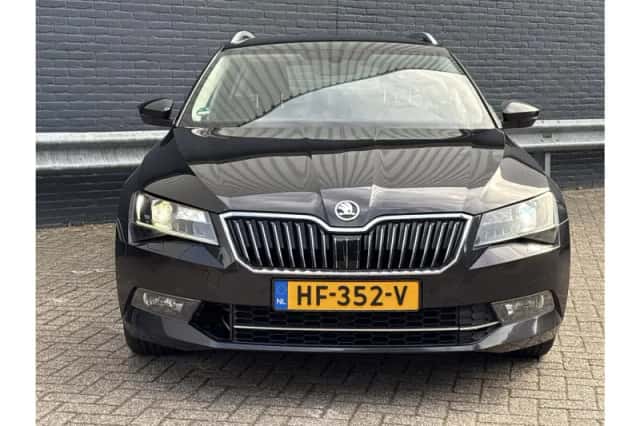 Škoda Superb (2015) thumbnail 5