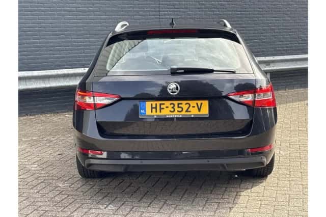 Škoda Superb (2015) thumbnail 6