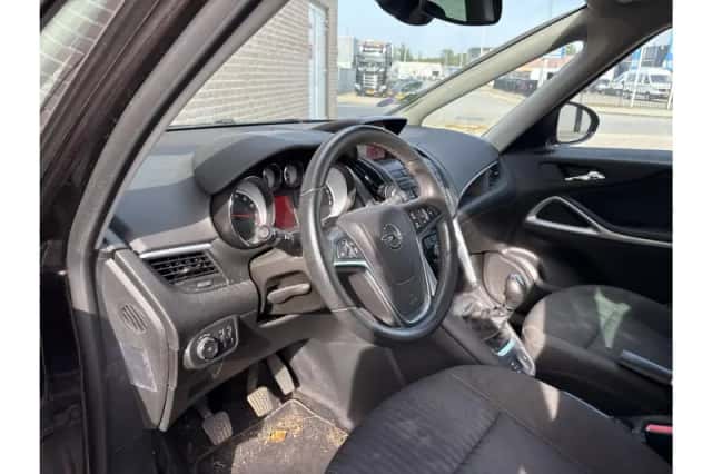 Opel Zafira (2012) thumbnail 3
