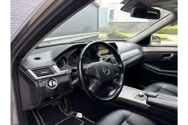Mercedes-Benz E-Klasse (2011) thumbnail 3
