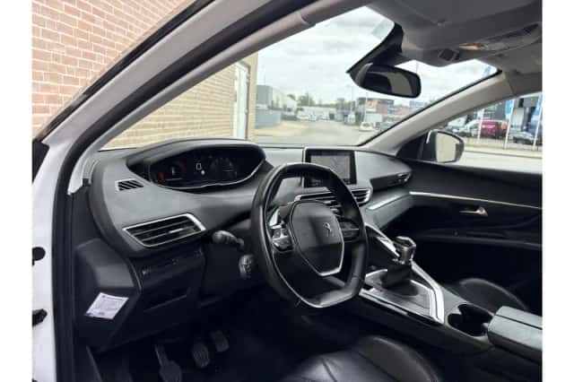 Peugeot 5008 (2018) thumbnail 3