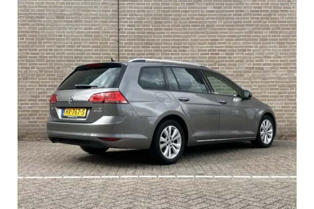 Volkswagen Golf (2016) thumbnail 2