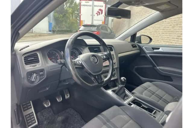 Volkswagen Golf (2016) thumbnail 3
