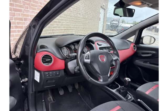 Fiat Punto (2011) thumbnail 3
