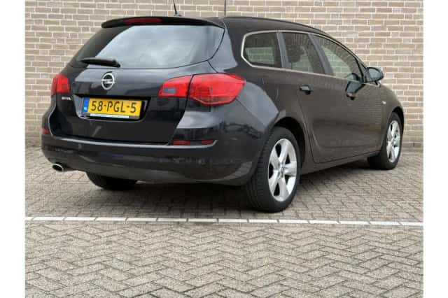 Opel Astra (2011) thumbnail 2