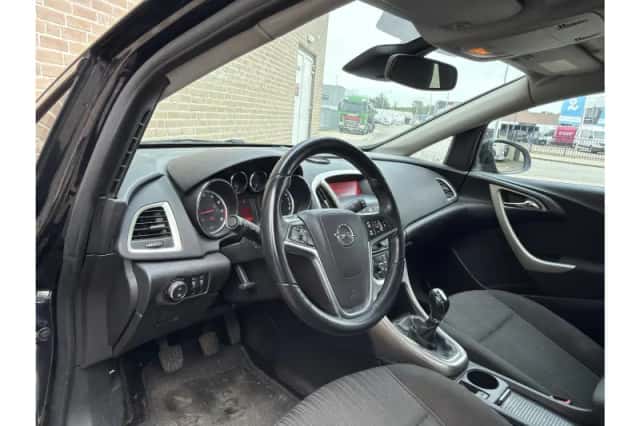 Opel Astra (2011) thumbnail 3