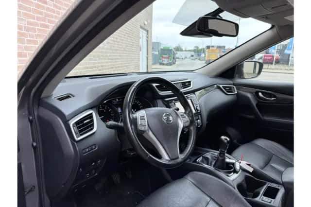 Nissan X-Trail (2016) thumbnail 3