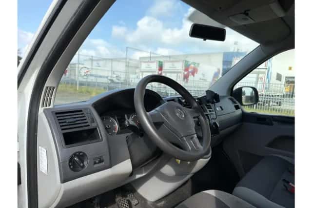 Volkswagen Transporter (2015) thumbnail 3