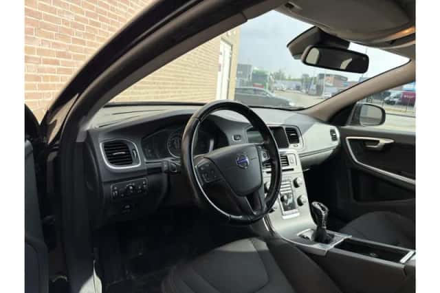 Volvo V60 (2014) thumbnail 3