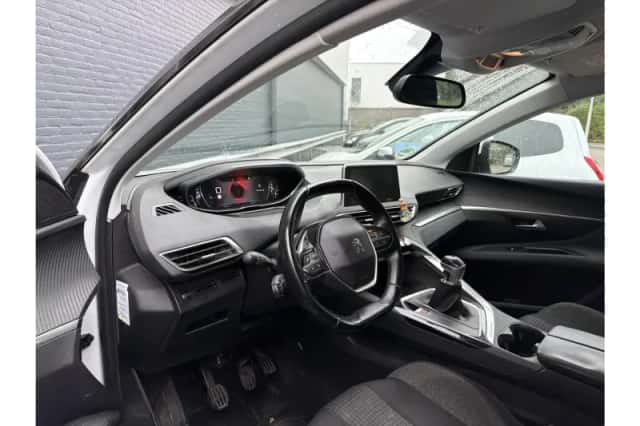 Peugeot 5008 (2018) thumbnail 3