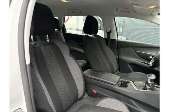 Peugeot 5008 (2018) thumbnail 4