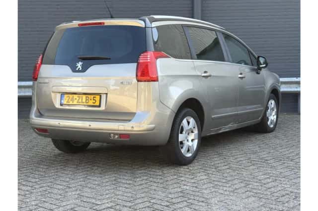 Peugeot 5008 (2013) thumbnail 2