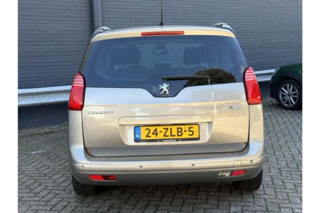 Peugeot 5008 (2013) thumbnail 6