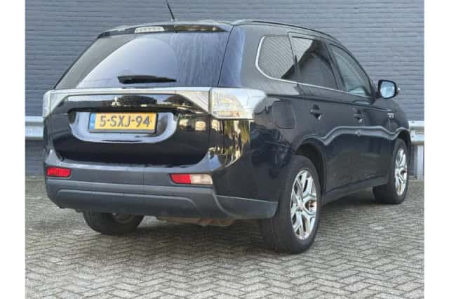 Mitsubishi Outlander (2013) thumbnail 2