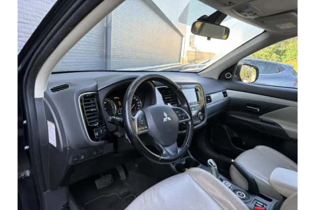 Mitsubishi Outlander (2013) thumbnail 3