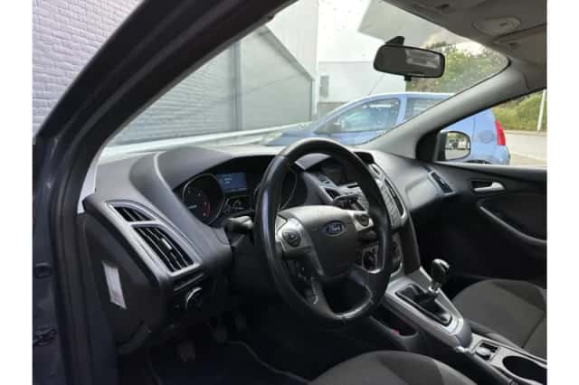 Ford Focus (2012) thumbnail 3