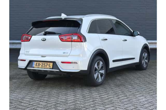 Kia Niro (2016) thumbnail 2