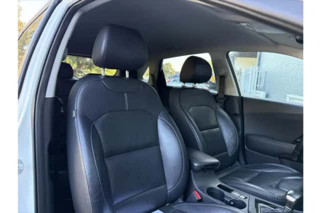 Kia Niro (2016) thumbnail 4