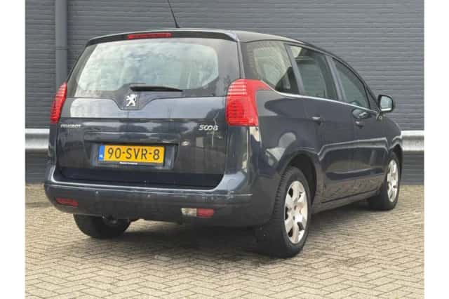 Peugeot 5008 (2012) thumbnail 2