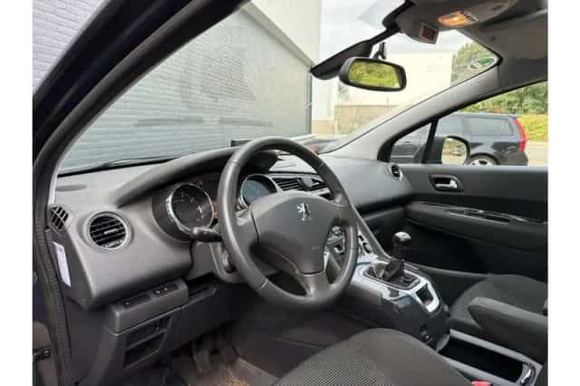 Peugeot 5008 (2012) thumbnail 3