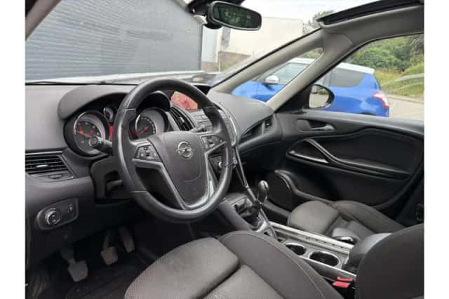 Opel Zafira (2012) thumbnail 3