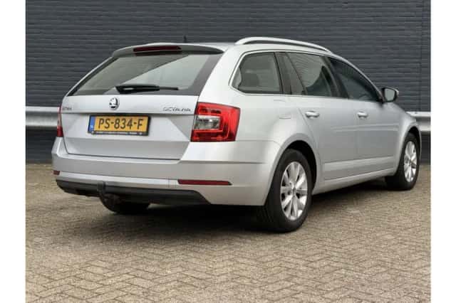 Škoda Octavia (2017) thumbnail 2