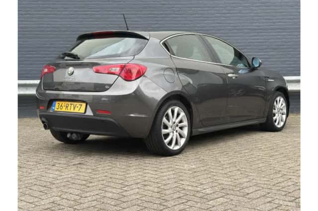 Alfa Romeo Giulietta (2011) thumbnail 2