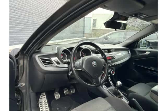 Alfa Romeo Giulietta (2011) thumbnail 3