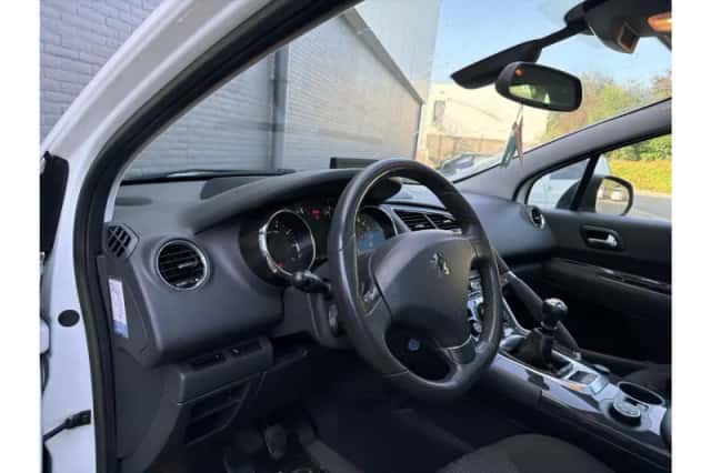 Peugeot 3008 (2012) thumbnail 3