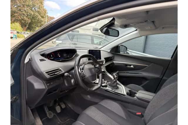 Peugeot 3008 (2022) thumbnail 3