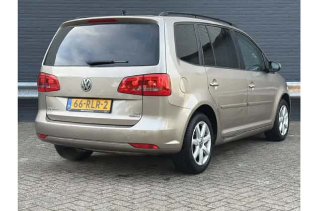 Volkswagen Touran (2011) thumbnail 2