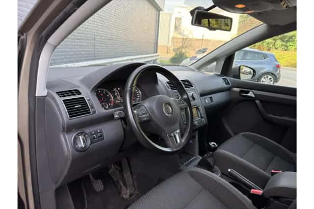 Volkswagen Touran (2011) thumbnail 3