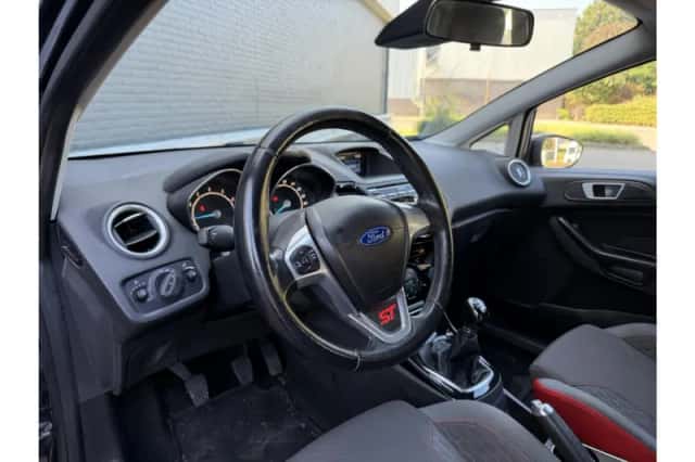 Ford Fiesta (2013) thumbnail 3