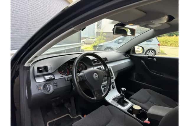 Volkswagen Passat (2009) thumbnail 3