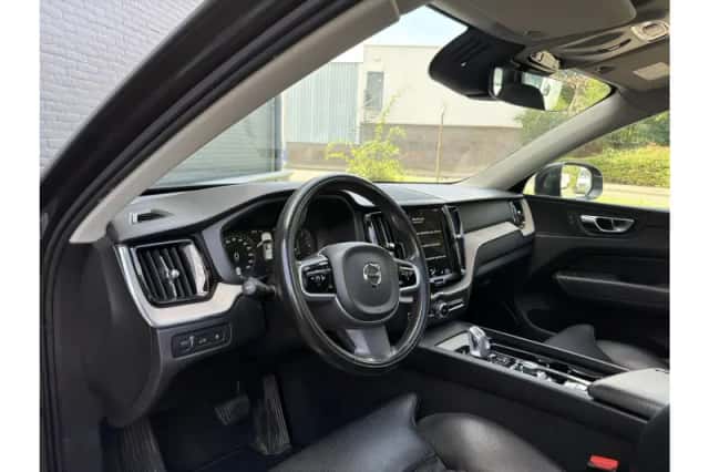 Volvo XC60 (2018) thumbnail 3