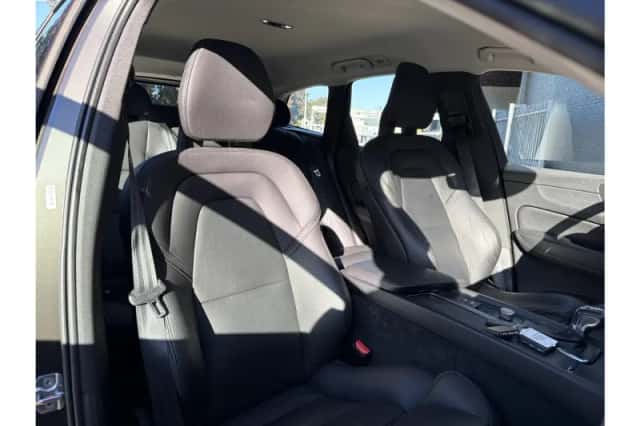 Volvo XC60 (2018) thumbnail 4