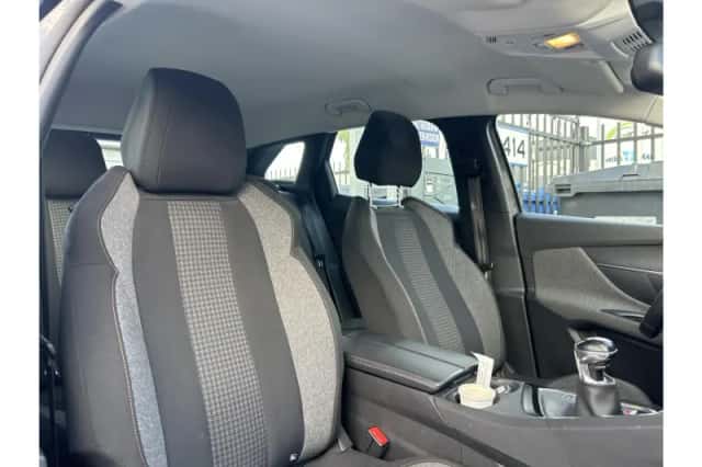 Peugeot 3008 (2022) thumbnail 4
