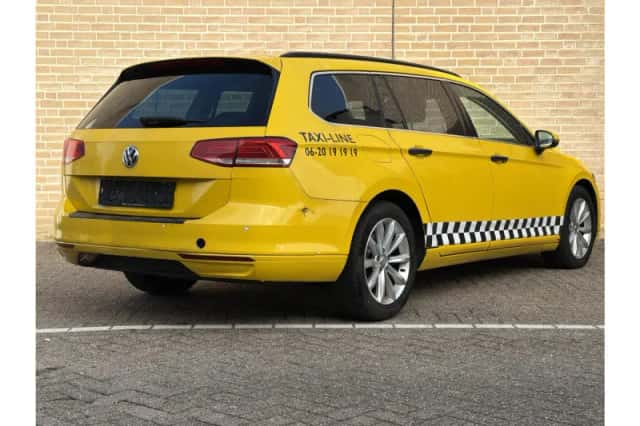 Volkswagen Passat (2015) thumbnail 2