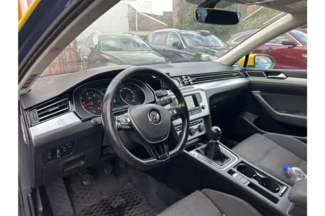 Volkswagen Passat (2015) thumbnail 3