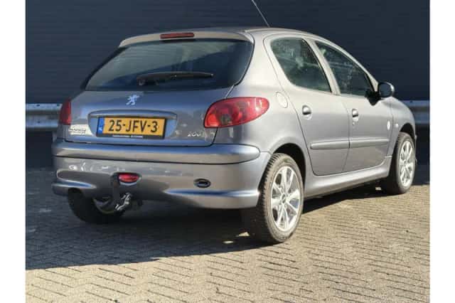 Peugeot 206 (2009) thumbnail 2