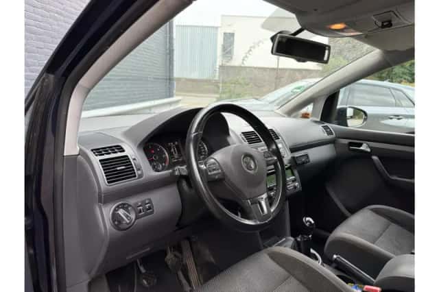Volkswagen Touran (2013) thumbnail 3