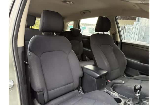 Kia Carens (2014) thumbnail 4