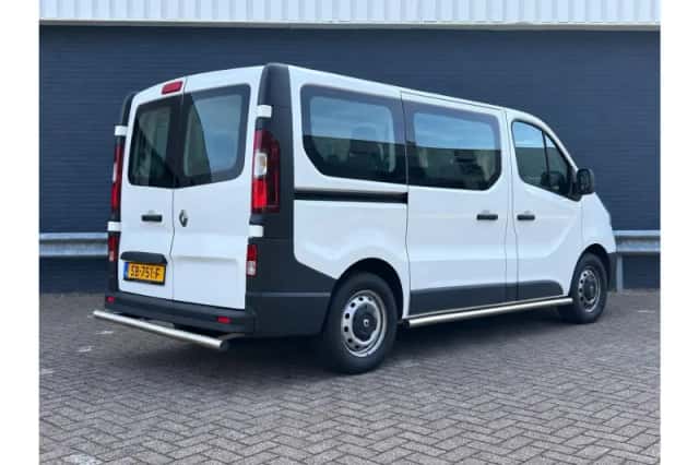 Renault Trafic (2016) thumbnail 2