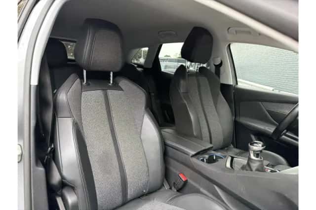 Peugeot 3008 (2019) thumbnail 4