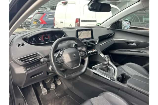 Peugeot 3008 (2017) thumbnail 3