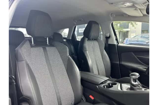 Peugeot 3008 (2017) thumbnail 4